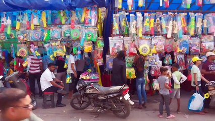 रंग-गुलाल की खरीदारी के लिए उमड़ी भीड़ बाजार में