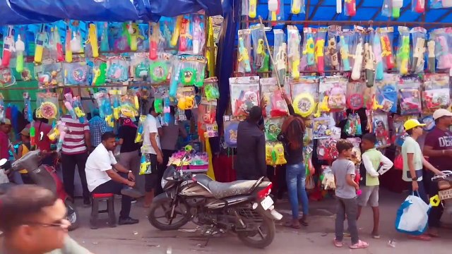 रंग-गुलाल की खरीदारी के लिए उमड़ी भीड़ बाजार में