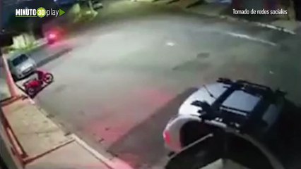 ladrones iban atracar a un hombre cuando su esposa accionó un arma de fuego para defenderlo