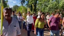 La población asiste a la misa de Domingo de Ramos con palmas para el inicio de Semana Santa