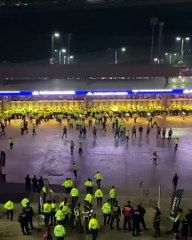 Karol G: ¡Policía no deja pasar a fanáticos con entrada al concierto!