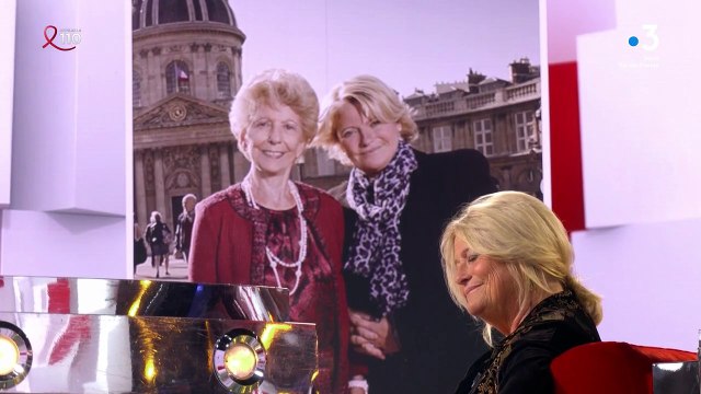 Marina Carrère d'Encausse revient sur la mort de ses parents à 4 mois d'intervalle dans Vivement Dimanche .