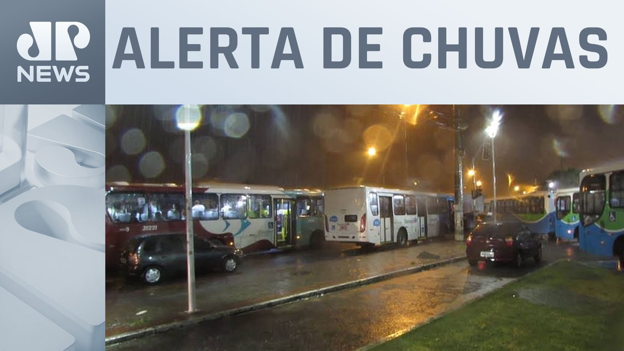 Rodovia BR-101 é interditada perto da divisa entre RJ e ES devido a temporais