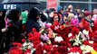 Llevan flores en honor a las víctimas a la sala de conciertos del Crocus City Hall