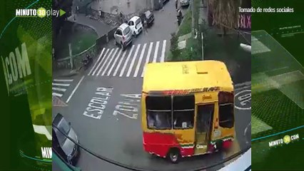 Imprudencia o punto ciego bus casi atropella a tres personas entre ellas un menor de edad