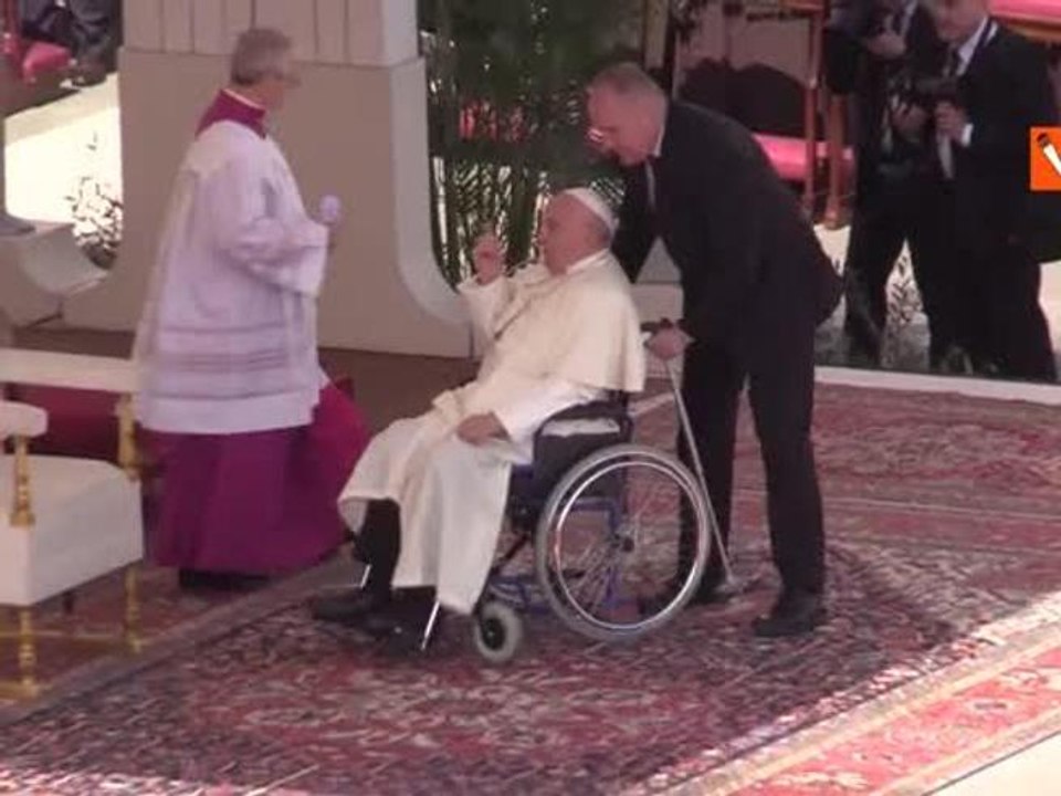 Domenica delle Palme, Papa Francesco passa con il papamobile e saluta i fedeli in piazza San Pietro