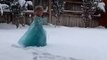 #VIRAL: A Elsa le gusta cantar mientras disfruta del frío.