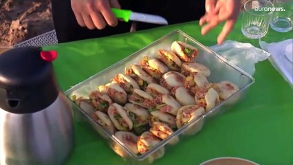 فيديو: موائد رمضانية على رمال البحر.. المغاربة يستغلون الأجواء الربيعية للإفطار على الشواطئ