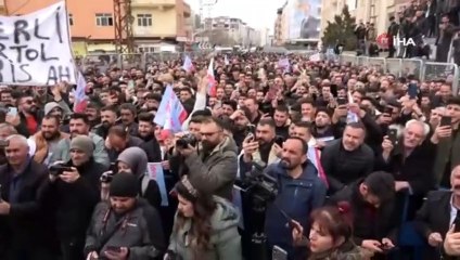 Bağımsız adayın mitinginde 'Oyumuz yerli patatese" afişi
