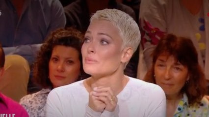 En larmes, Caroline Receveur évoque son cancer du sein dans “Quelle époque !”