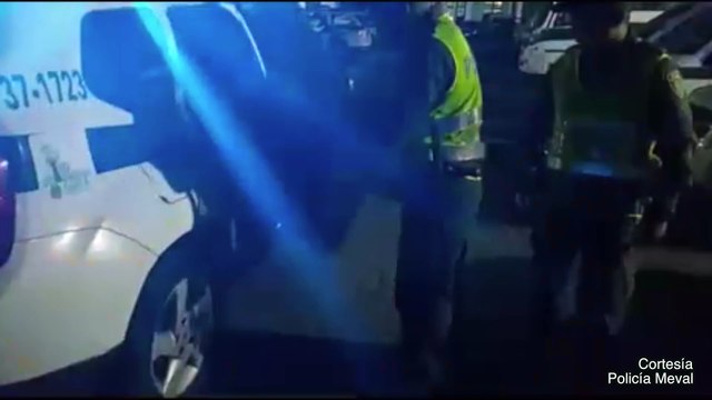 16-09-17-dos-hombres-tuvieron-que-ser-rescatados-de-las-aguas-del-rio-medellin-al-que-se-tiraron-por-huir-de-la-policia