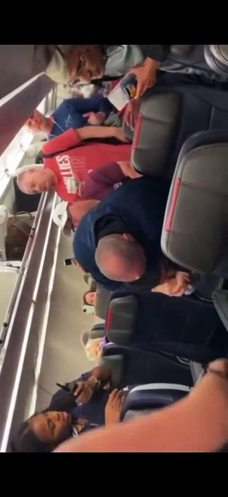Homem é expulso de avião por agressão e ofensas antissemitistas  nos Estados Unidos