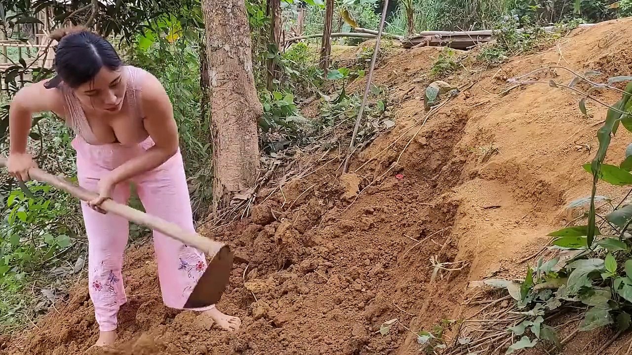 Cô Gái Xinh Đẹp Đào Đất Làm Bếp