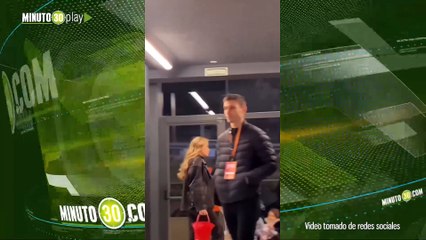 Gerard Piqué y Clara Chía se 'comen a besos' en un restaurante