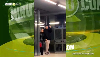 Gerard Piqué y Clara Chía se comen a besos en un restaurante