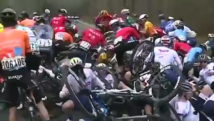 La Roue Tourangelle 2024 - L'énorme chute collective, la course neutralisée, 70 coureurs à terre, une douzaine d'abandon