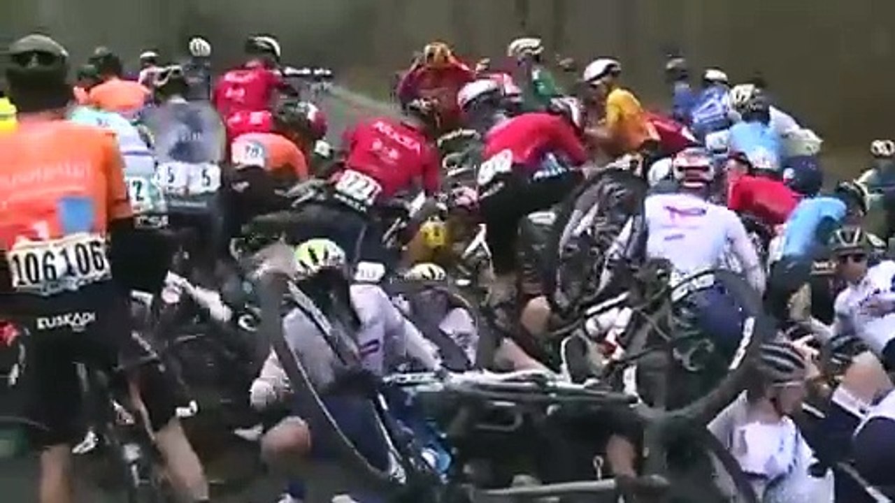 La Roue Tourangelle 2024 - L'énorme chute collective, la course neutralisée, 70 coureurs à terre, une douzaine d'abandon