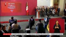 AMLO muestra reconocimientos a enfermeras y doctores