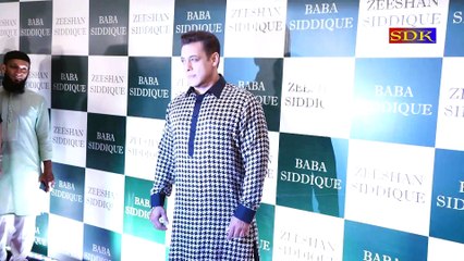 Salman Khan's Candid Moments at Baba Siddique's Iftaari Party!