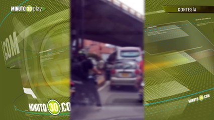 Graban a un conductor que saca un arma blanca y le tira  a un busero en Envigado