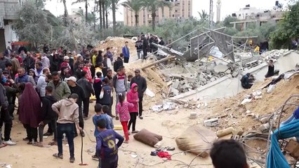 Descargar video: معظمهم من الأطفال والنساء.. 21 قتيلا وعشرات الجرحى جراء غارة إسرائيلية استهدفت مبنى في دير البلح