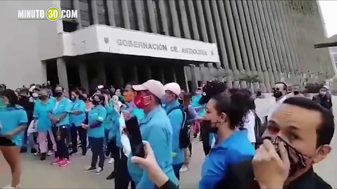 Frente a la Asamblea y en la FLA, ciudadanos se oponen a reforma que busca cambiar la Fábrica de Licores
