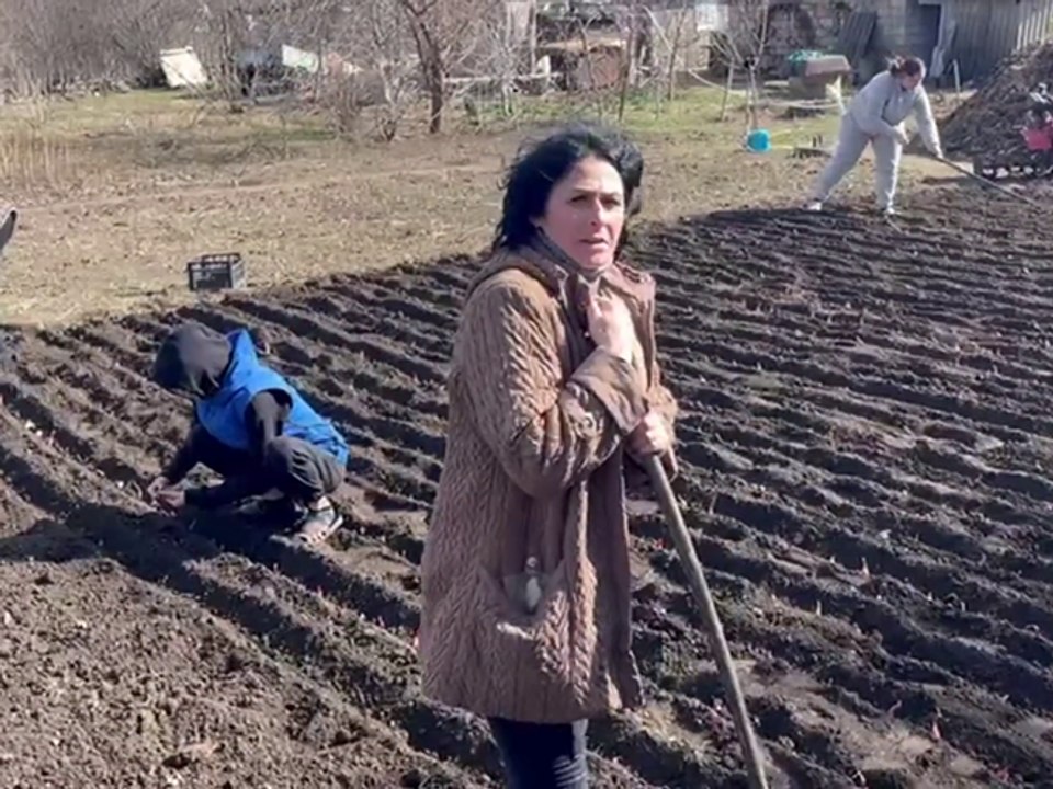 A pochi chilometri dalla linea del fronte in Donbass tra gli ucraini che hanno scelto di restare
