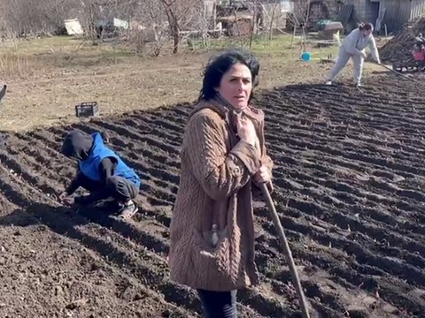 A pochi chilometri dalla linea del fronte in Donbass tra gli ucraini che hanno scelto di restare