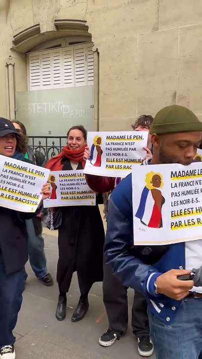 SOS Racisme a organisé ce dimanche un "bal anti-raciste" devant le siège du Rassemblement National, à Paris, pour protester contre les propos de Marine Le Pen sur la participation de Aya Nakamura à l'ouverture des Jeux Olympiques