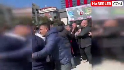 Park tartışması kavgaya dönüştü, içinde çocuklarında bulunduğu araca saldırdılar