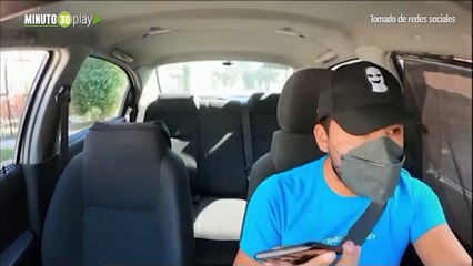 Te voy a tener que reportar pasajera le reclamó a un taxista cuando este le devolvió celular que ella había olvidado