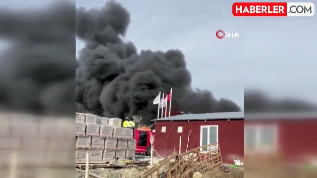 Arnavutköy'de inşaatta işçilerin kaldığı 2 katlı konteyner alev alev yandı