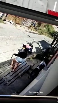 Momento exacto en el que se volcó el camión en el barrio Caicedo