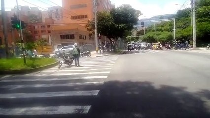 Le quemaron la moto a presuntos ladrones en la Iguana