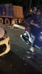 Volqueta tumbó poste en el deprimido