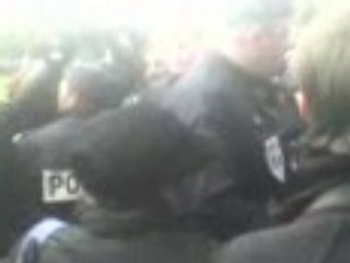 Un CRS tente de confisquer mon drapeau RSF