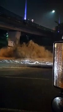 3 VIDEO Bomberos de Medellín, atienden a esta hora diferentes emergencias por las lluvias en la ciudad.