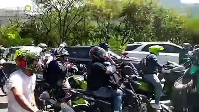 Un adulto mayor iba a cruzar la Autopista Norte y una moto lo atropelló