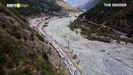 Inmensas caravanas de carros intentan salir de Rusia