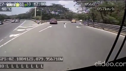 Una niña se salvo de morir tras caerse del carro en autopista