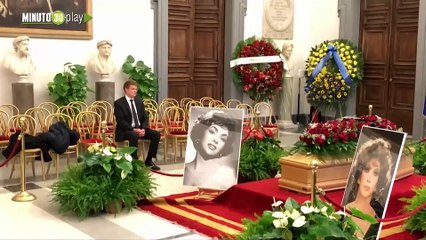 Decenas de admiradores despiden a la mítica Gina Lollobrigida bajo la lluvia