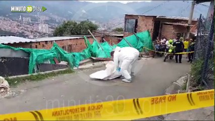 Hombre encontrado signos estrangulamiento