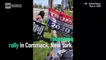 Los manifestantes acosan a un reportero local en manifestación por reapertura en Nueva York
