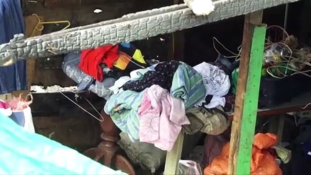22-08-17-afectados-aprovechan-una-pared-en-pie-para-albergarse-y-no-salir-de-las-ruinas-de-sus-casas