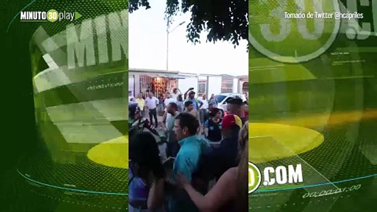 Henrique Capriles es agredido con puños y patad...
