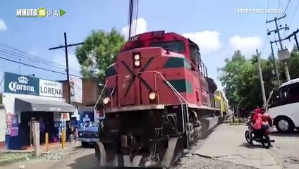 Salvan a hombre en silla de ruedas a punto de ser arrollado por un tren en México