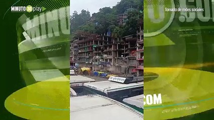 Colapsan como fichas de dominó varios edificios por deslizamiento de tierra