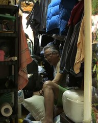 Monsieur Kim habite dans 2 mètres carrés