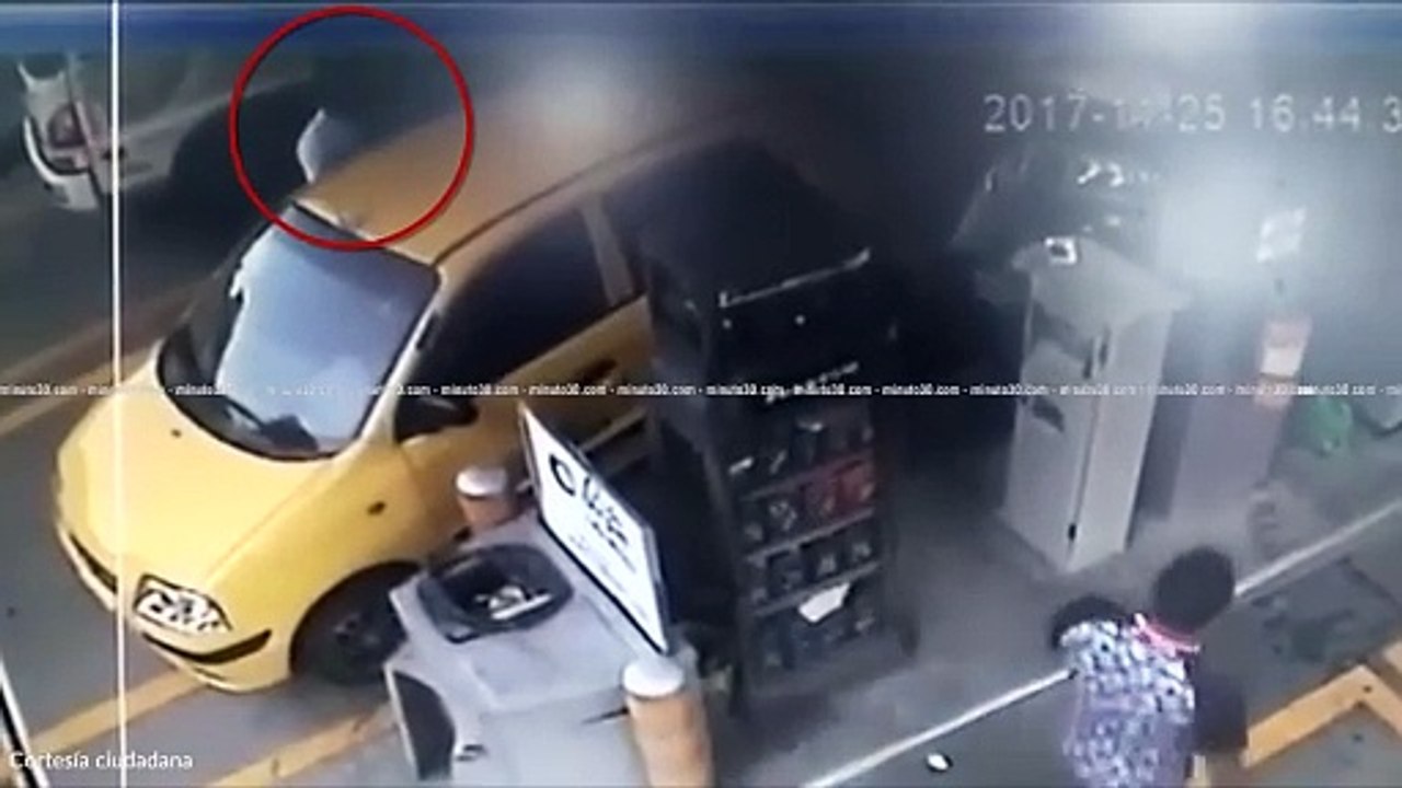 29-11-17 El modus operandi para robar de dos ve...