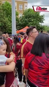 ¡Los Fanáticos Vinotintos creando ambiente en la previa!